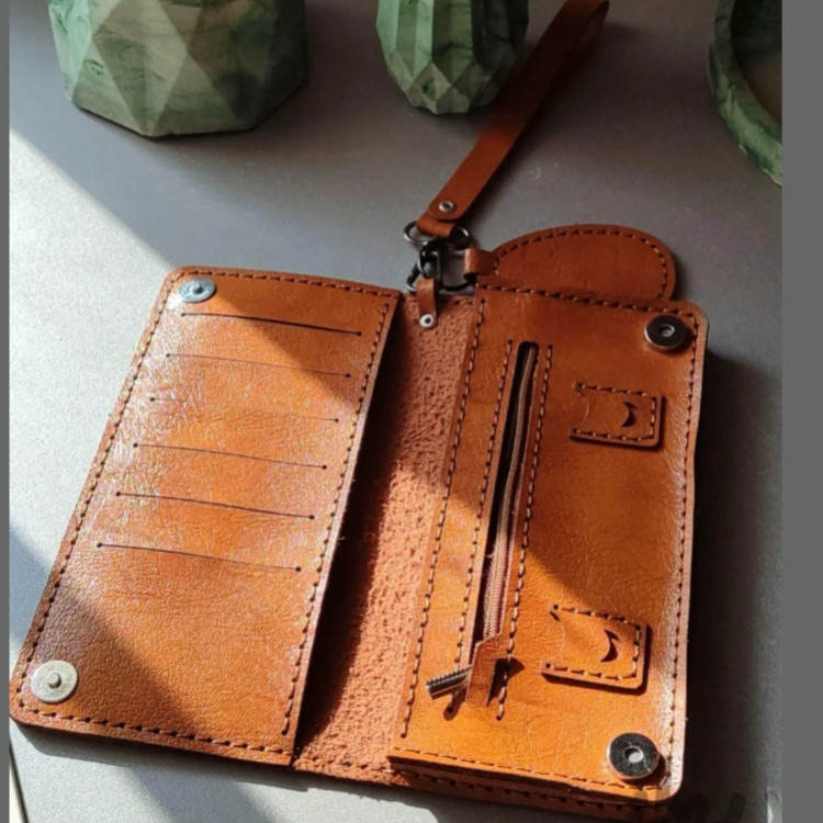 کیف پول و موبایل چرمی دست دوز مدل گندم با جاکلیدی و بند مناسب خانم ها و آقایان
